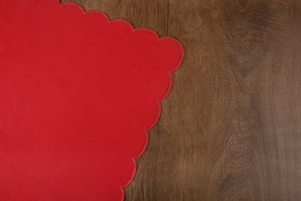 红色的桌布，木制的桌子。图片下载