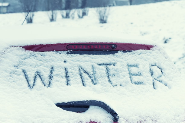 汽车挡风玻璃上的“冬天”字样。健美的形象。图片下载