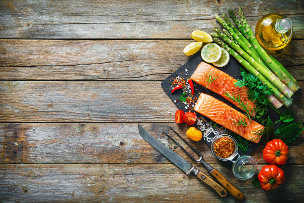 新鲜的三文鱼片配香草，香料和蔬菜素材图片