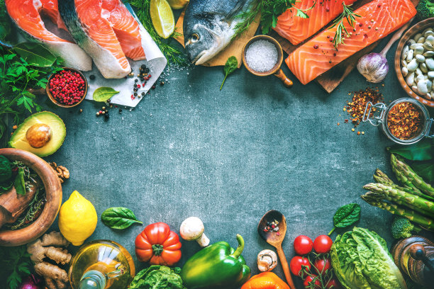 各种新鲜的鱼与芳香的香草，香料和蔬菜素材图片