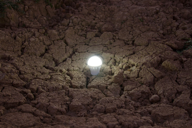 干燥陆地上的LED灯图片下载