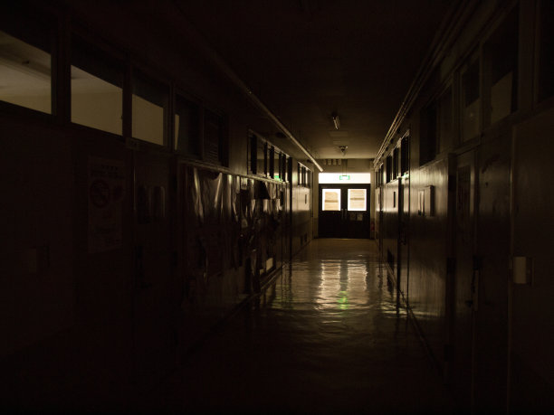 学校の廊下 a corridor in a school图片下载