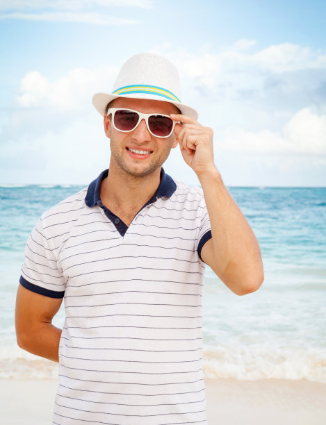 海岸上微笑的年轻白人男子的肖像图片下载