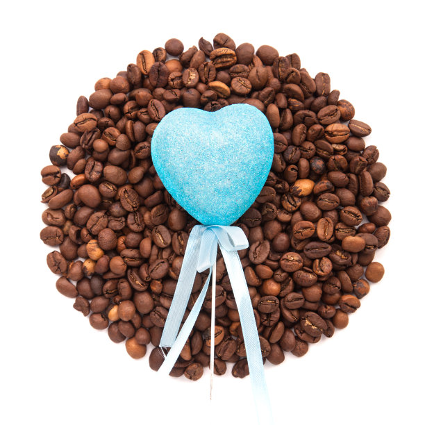 玩具蓝心躺在烤咖啡的圆圈上图片下载