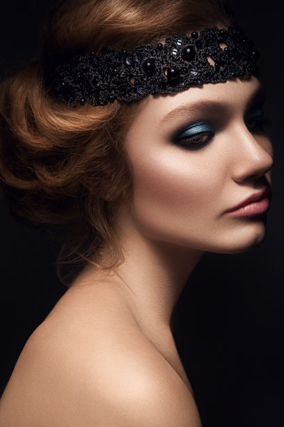 性感的女人与明亮的化妆图片下载