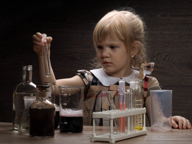 小孩子用化学玻璃器皿和各种液体做实验图片下载