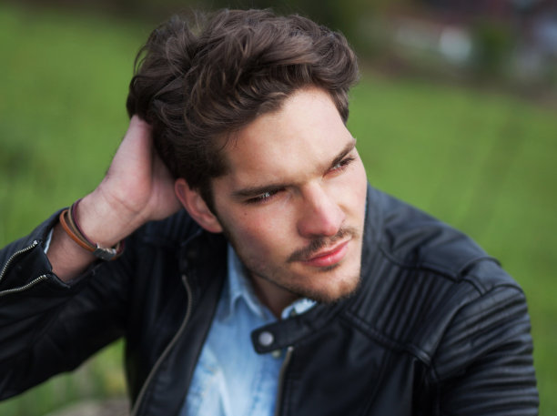 年轻的时尚男士图片下载