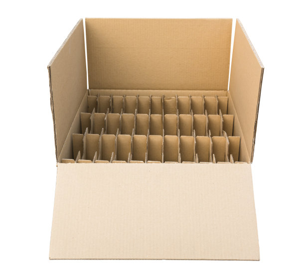 纸板箱孤立在白色背景上图片下载