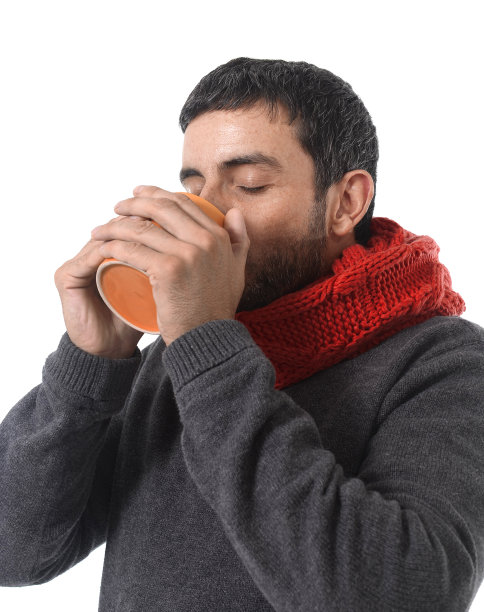 有魅力的男人在冬天喝杯咖啡和茶图片下载