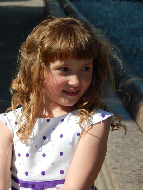 金发碧眼的蹒跚学步的小女孩微笑着看着我图片下载