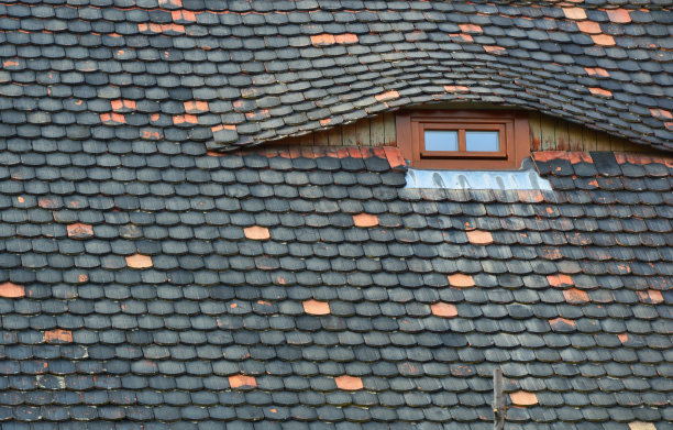 屋顶和阁楼的窗户图片下载