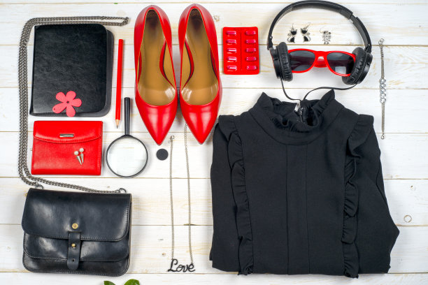 女性服装设置和配件在白色木制背景。图片下载