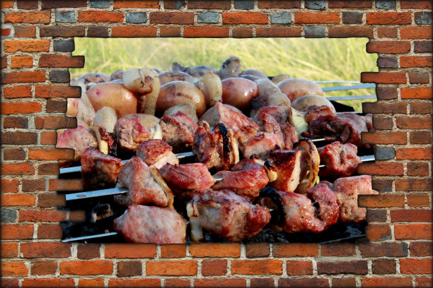 在破墙后面烧着美味的烤肉图片下载