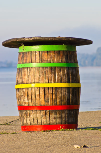 湖上酒吧里的一个带彩色箍的桶图片下载