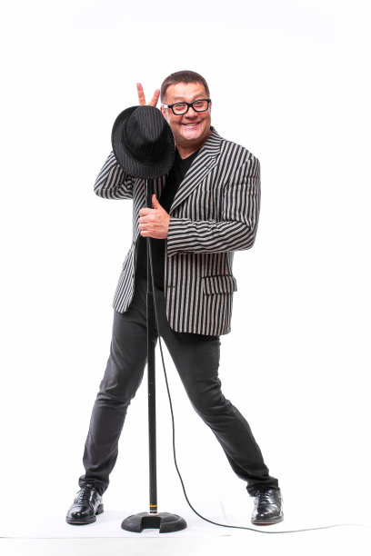 穿着西装，戴着黑帽子，戴着麦克风的魅力男士图片下载