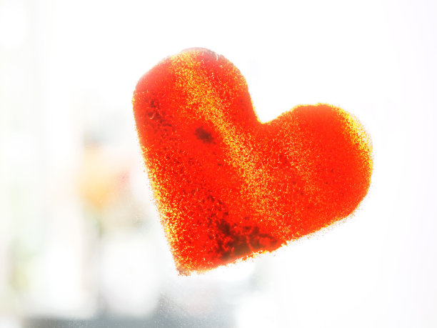 玻璃窗上画着心形的颜色图片下载