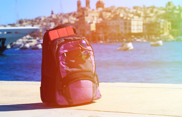 背包，触摸板和太阳镜在马耳他度假图片下载