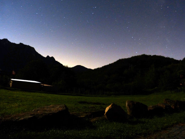 繁星点缀的景观图片下载