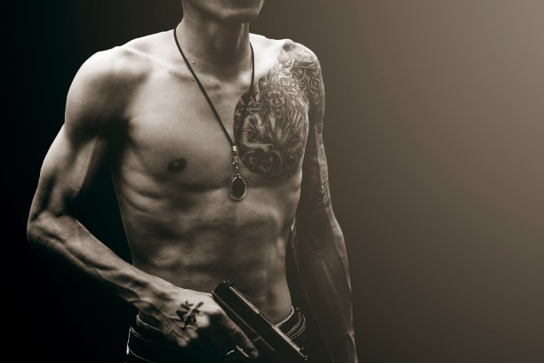 有纹身的帅气年轻人图片下载