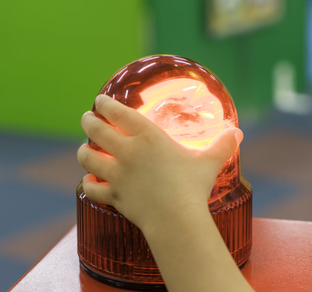 婴儿手握玩具警笛图片下载