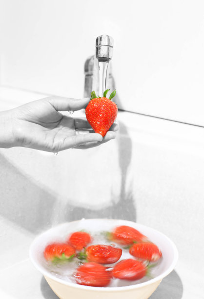 女人洗草莓图片下载
