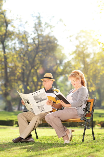 一对成熟的夫妇在公园的长椅上放松地坐着图片下载