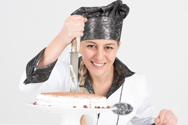 身着豪华制服的厨师在甜美可口的生日前摆姿势图片下载