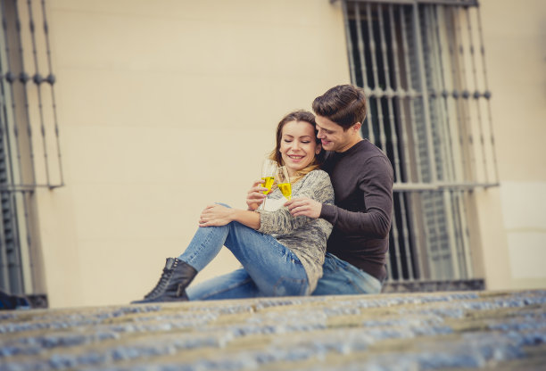 一对相爱的情侣在香槟中温柔地亲吻庆祝情人节图片下载