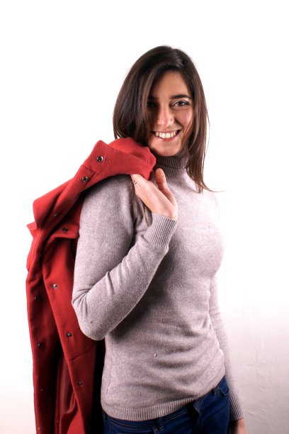 穿红外套的女人图片下载