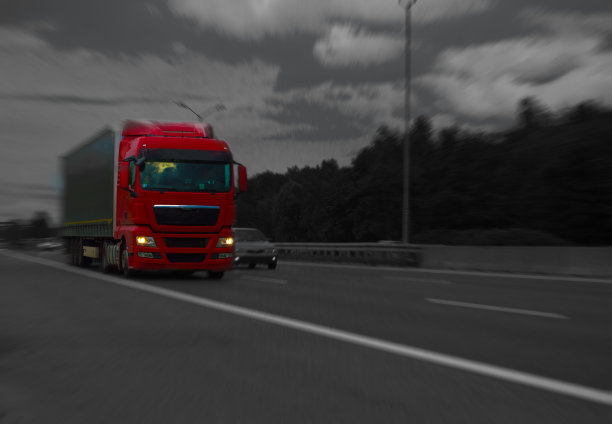 红色的卡车图片下载