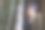 一个小女孩在空心树的特写图片下载