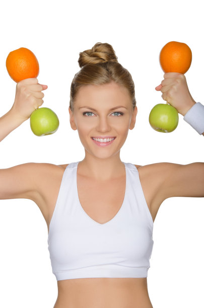 拿着哑铃和水果的年轻女人图片下载
