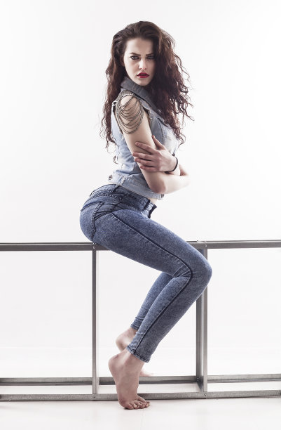 美丽的女孩摆姿势和看图片下载