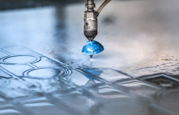 高压水射流切割金属板材。图片下载