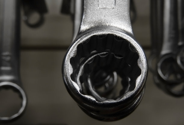 在工具车间展示齿轮扳手特写图片下载