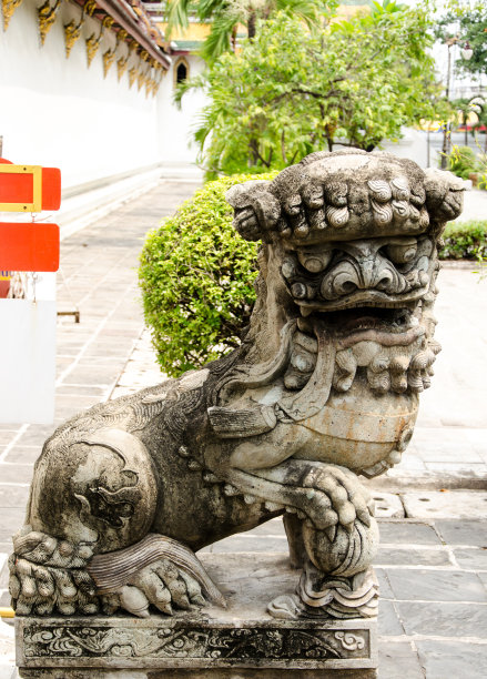 旁边的狮子雕像图片下载