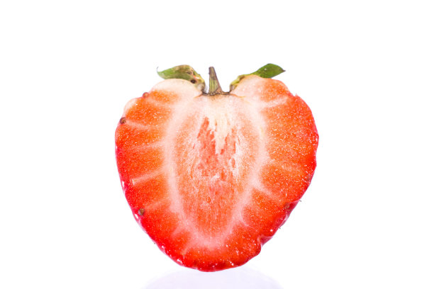 一半的草莓图片下载