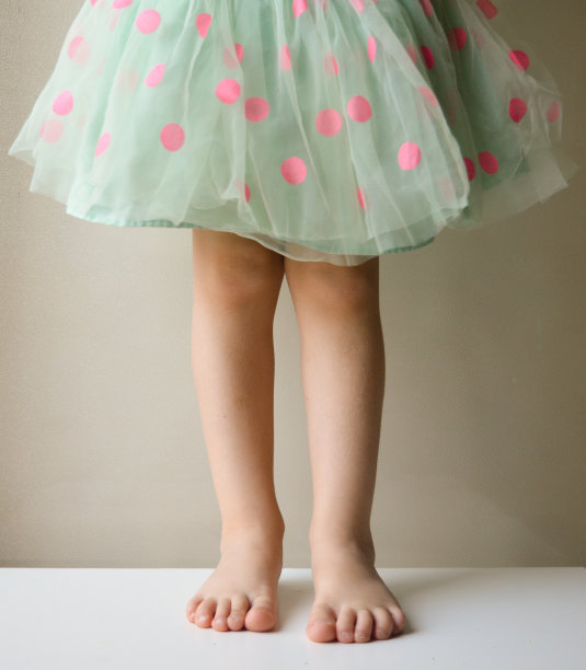 穿绿色和粉红色裙子的女孩图片下载