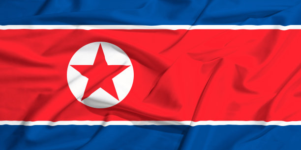 一面朝鲜国旗在丝绸窗帘上飘扬图片下载