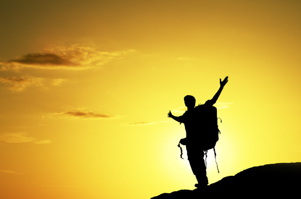 山顶上的人。图片下载