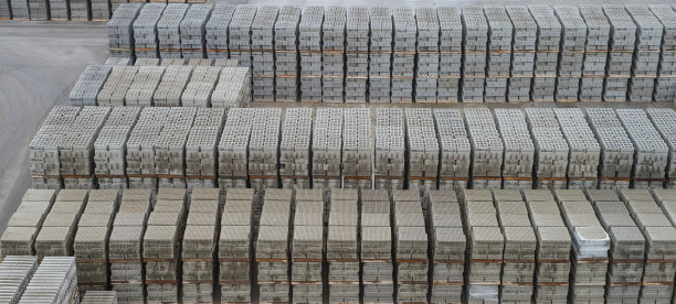 新鲜悬垂在地面上晾干图片下载