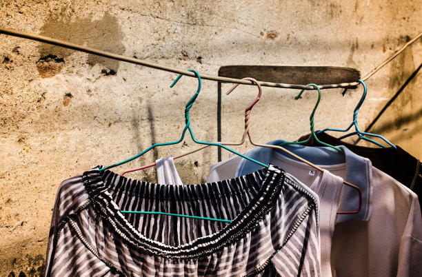 阳光下的旧衣架图片下载