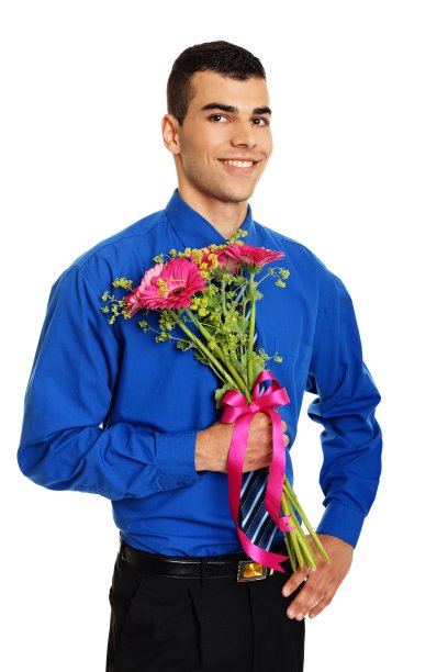 年轻人拿着非洲菊图片下载