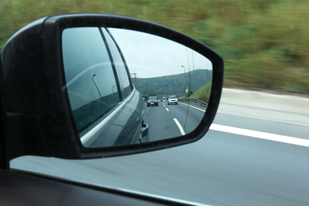 汽车后视镜捕捉到的道路交通情况图片下载