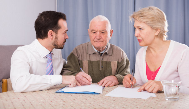 父女签署合同图片下载