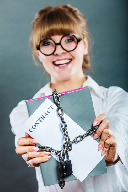 女人手里握着锁紧的锁链图片下载