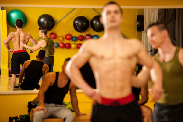 健美运动员赛前在教练面前训练摆姿势图片下载