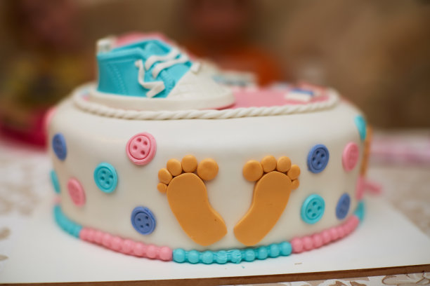 桌上放着美味的生日蛋糕图片下载