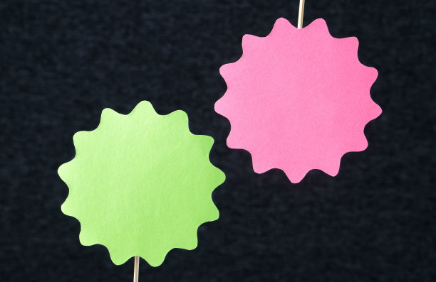 用木棍从纸板上剪下的两个圆形。价格、促销或特别优惠标志。模板圆形的纸徽章，标签，瘟疫或设计元素在黑暗的背景和复制空间。图片下载