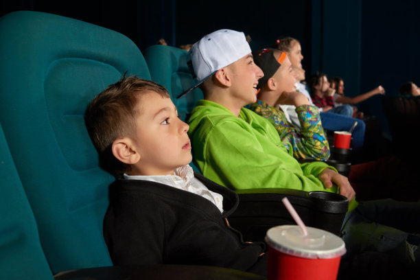 孩子们在电影院看电影图片下载
